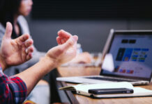 Evoke inleder strategisk översyn med möjligt försäljning i sikte Personer sitter vid bord och diskuterar framför en laptop under möte eller tillsynssamtal