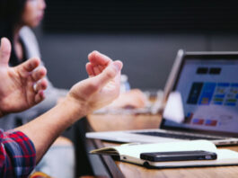 Evoke inleder strategisk översyn med möjligt försäljning i sikte Personer sitter vid bord och diskuterar framför en laptop under möte eller tillsynssamtal