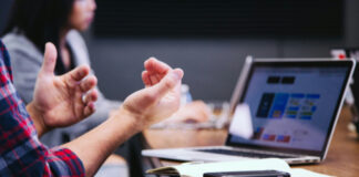 Evoke inleder strategisk översyn med möjligt försäljning i sikte Personer sitter vid bord och diskuterar framför en laptop under möte eller tillsynssamtal