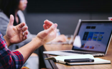 Evoke inleder strategisk översyn med möjligt försäljning i sikte Personer sitter vid bord och diskuterar framför en laptop under möte eller tillsynssamtal