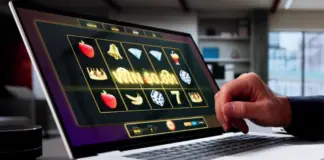 Spelare spelar på en slot med vinstruta på laptop