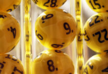 Kompisgäng från Stockholm vinner 2,3 miljoner på Eurojackpot Närbild på gula lotteribollar med svarta siffror i en dragmaskin