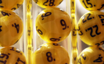 Kompisgäng från Stockholm vinner 2,3 miljoner på Eurojackpot Närbild på gula lotteribollar med svarta siffror i en dragmaskin