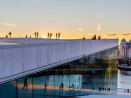 Norsk Tipping arbetar målinriktat med revisorernas kritik Oslo Operahus vid solnedgången med människor som promenerar på taket