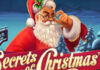 5 underhållande julslots att testa i december Illustration av jultomten framför texten Secrets of Christmas i vintrig miljö