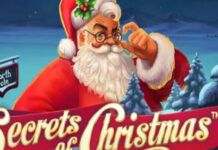 5 underhållande julslots att testa i december Illustration av jultomten framför texten Secrets of Christmas i vintrig miljö