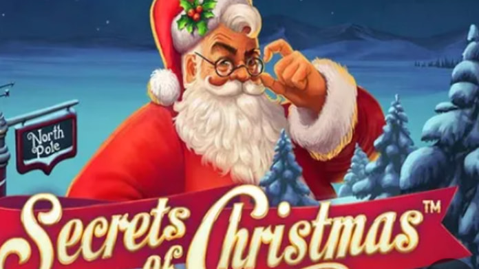 secrets-of-christmas-slot Illustration av jultomten framför texten Secrets of Christmas i vintrig miljö