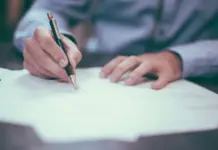 Färre rapporter om misstänkt matchfixning under 2025 Hand som skriver under dokument med penna på skrivbord, symbol för avtal, rapportering eller juridiskt arbete.