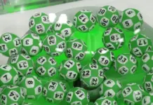 Kalixpar vinner 3,4 miljoner på Lotto – drömmer om förtidspension Gröna keno-bollar med svarta siffror samlade i genomskinlig behållare inför dragning.