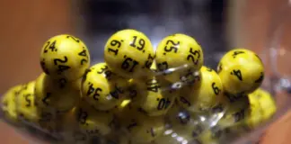 Spelare från Ystad vinner över 1,2 miljoner i Eurojackpot Gula lotteribollar med svarta siffror samlade i en transparent behållare inför dragning.