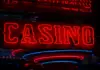 Spelinspektionen intensifierar arbetet mot främjande av olagligt spel Röd neonskylt med texten ”CASINO” som lyser i mörker, symboliserar spelverksamhet och nattmiljö.