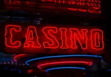 Spelinspektionen intensifierar arbetet mot främjande av olagligt spel Röd neonskylt med texten ”CASINO” som lyser i mörker, symboliserar spelverksamhet och nattmiljö.
