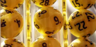 Man i 60-årsåldern vinner stort på Eurojackpot Gula lotteribollar med svarta siffror i genomskinliga rör, redo för dragning i Eurojackpot.