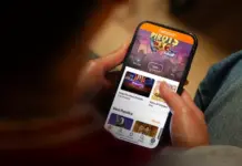 Spelberoende man vinner mot Betsson i hovrätten Person håller mobiltelefon med Betssons spelapp öppen