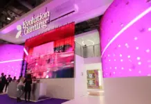 Evolution summerar 2025 – stabila intäkter trots pressade marginaler Evolution Gaming-monter med futuristisk design och rosa LED-skärmar på ICE-spelmässa.