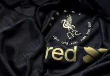 Storbritannien vill stoppa olicensierade spelbolags sponsring Närbild av svart Liverpool matchtröja