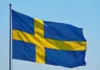 Svenskarnas spelvanor 2025 – ny undersökning från Spelinspektionen Sveriges flagga vajar i vinden mot klarblå himmel, med gult kors på blå botten.