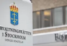 Skylt vid Förvaltningsrätten i Stockholm med Sveriges domstolars emblem utanför domstolsbyggnad