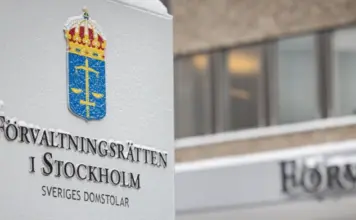 Spelinspektionen får rätt i mål om olovlig spelreklam Skylt vid Förvaltningsrätten i Stockholm med Sveriges domstolars emblem utanför domstolsbyggnad