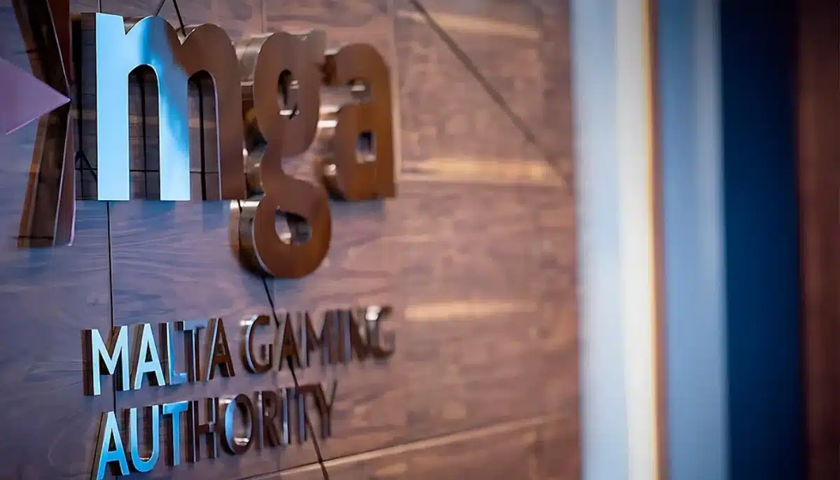 Skylt med Malta Gaming Authority logotyp på vägg