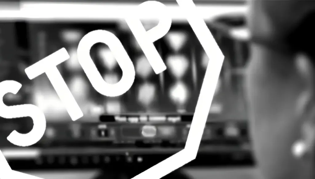 Stopp skylt framfor suddig casinomiljo symboliserar blockering av olicensierat spel online