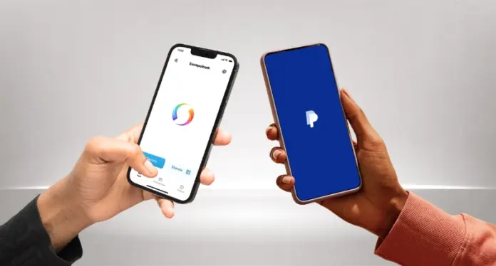 Mobiltelefoner med Swish och PayPal i händer som symboliserar samarbete