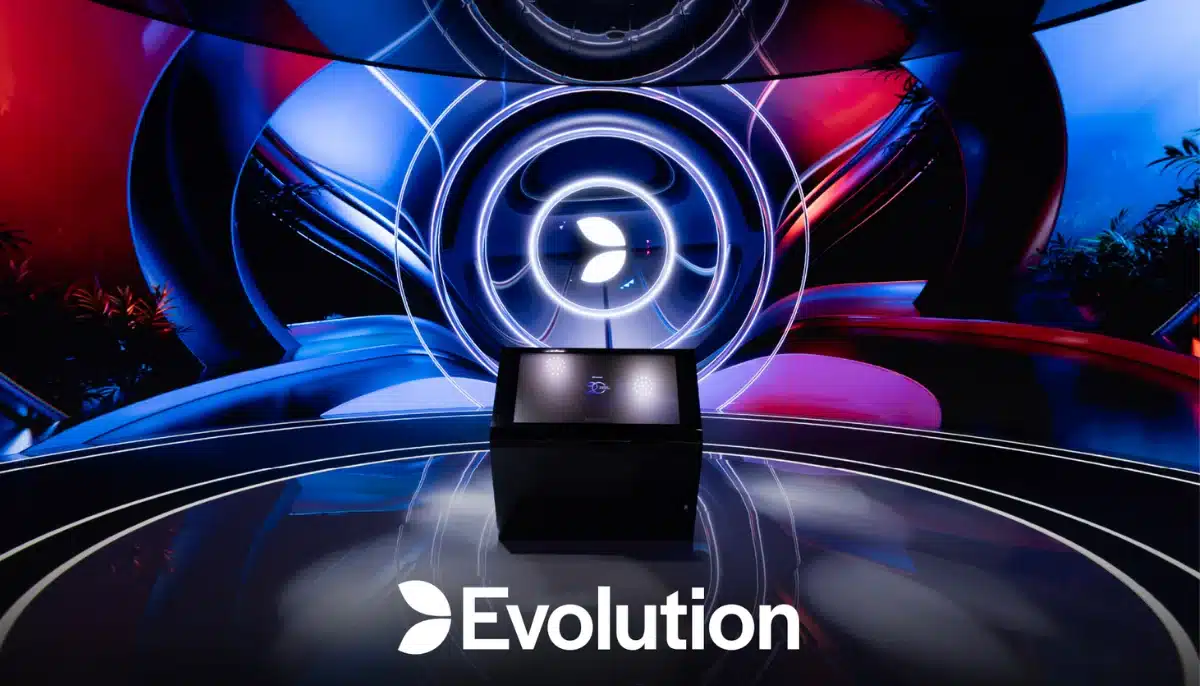 Evolution studio med futuristisk design och spelterminal i centrum upplyst i blått och rött ljus
