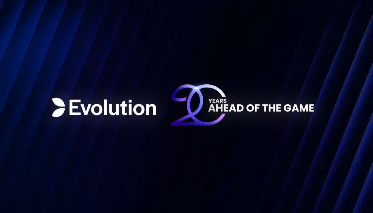 Evolution logotyp med text om 20 ar och jubileum mot mörkblå bakgrund