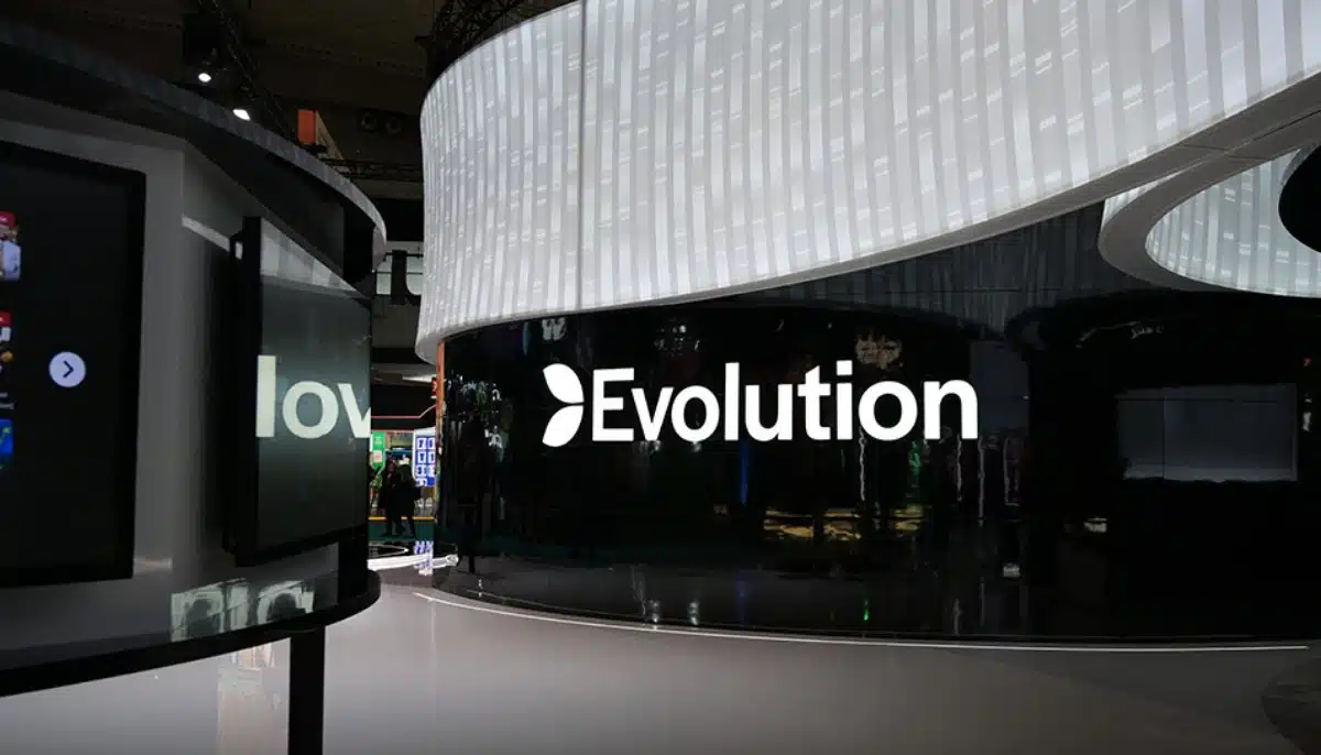 Evolution logotyp på mässmonter med modern design och upplyst display