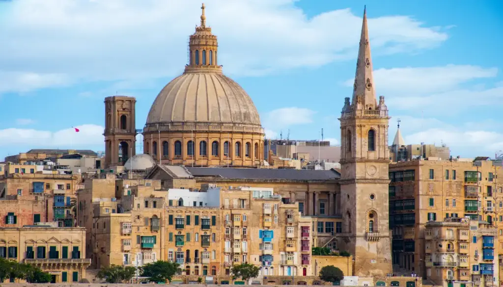 Vy över Valletta med kupolen på St Johns Co Cathedral och historiska byggnader i Malta