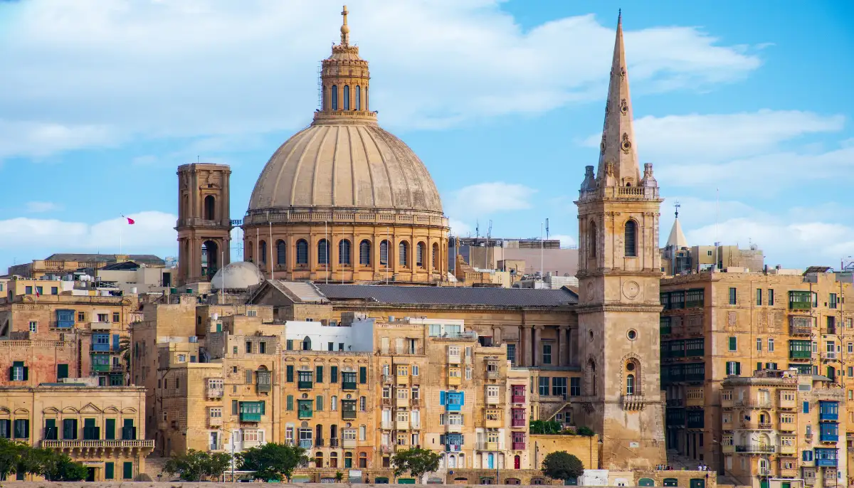Vy över Valletta med kupolen på St Johns Co Cathedral och historiska byggnader i Malta