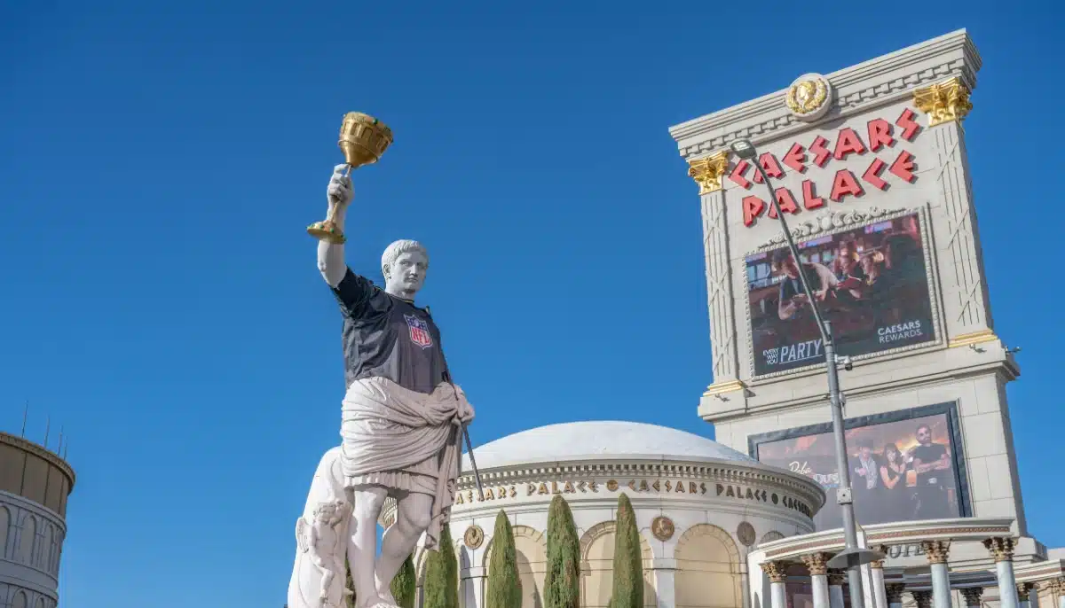 Caesars Palace i Las Vegas med romersk staty och entréskylt i förgrunden