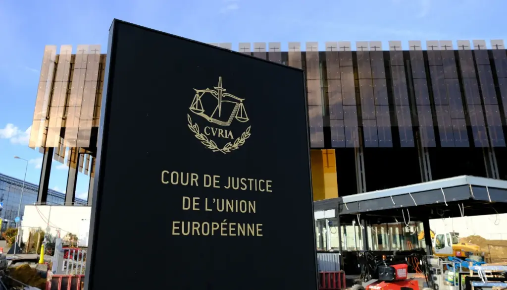 Skylt utanför EU-domstolen i Luxemburg