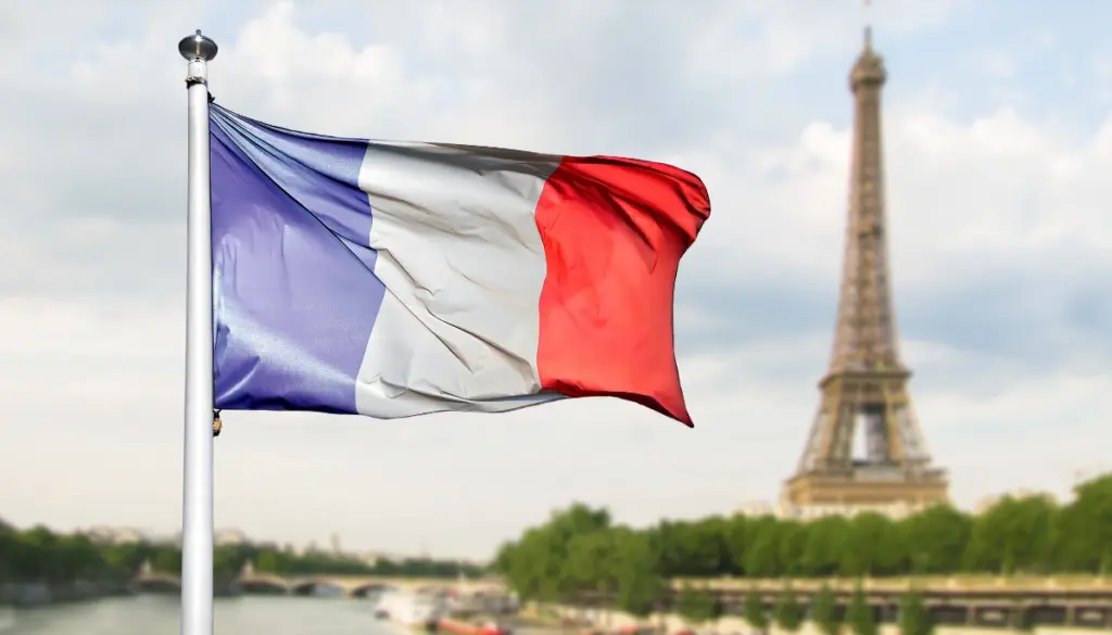Fransk flagga framför Eiffeltornet i Paris symboliserar Frankrikes spelmarknad och reglering