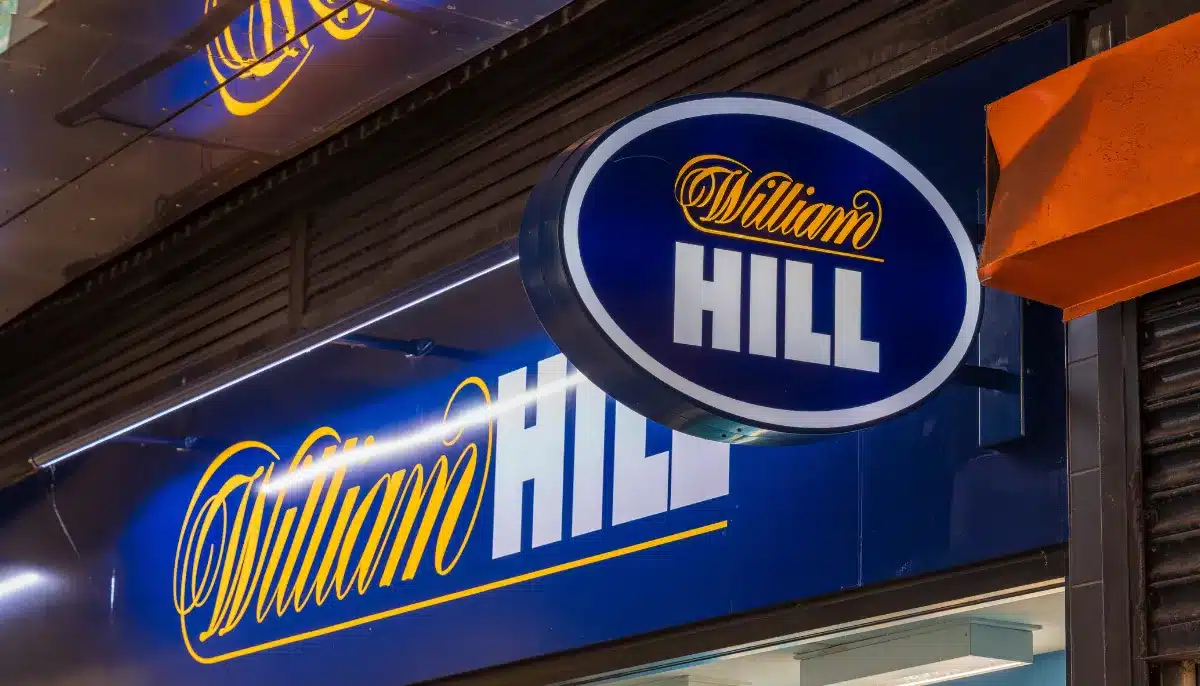 William Hill-skylt utanför en spelbutik i stadsmiljö