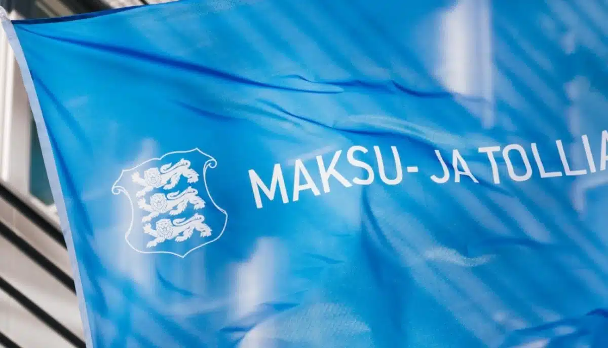 Flagga för Estlands tull- och skattemyndighet utanför myndighetsbyggnad