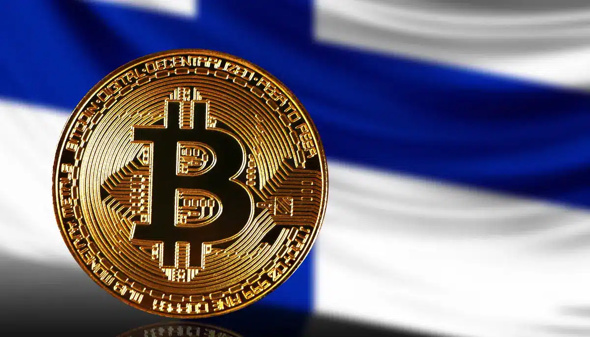 Bitcoin-symbol framför Finlands flagga som illustrerar kryptoförbud för spelbolag