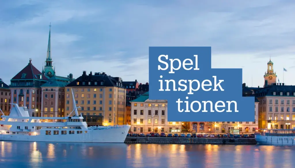 Spelinspektionens logotyp framför Stockholms stadssiluett vid vattnet i skymning