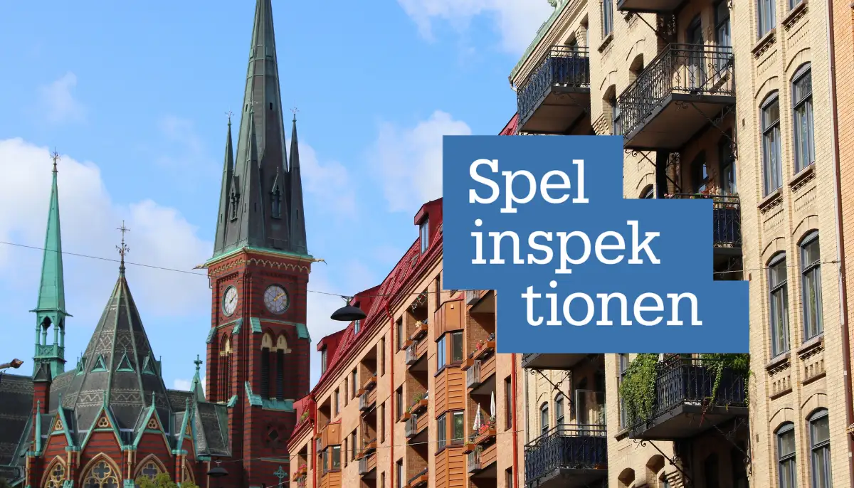 Spelinspektionens logotyp framför stadsmiljö i Sverige med kyrktorn i bakgrunden