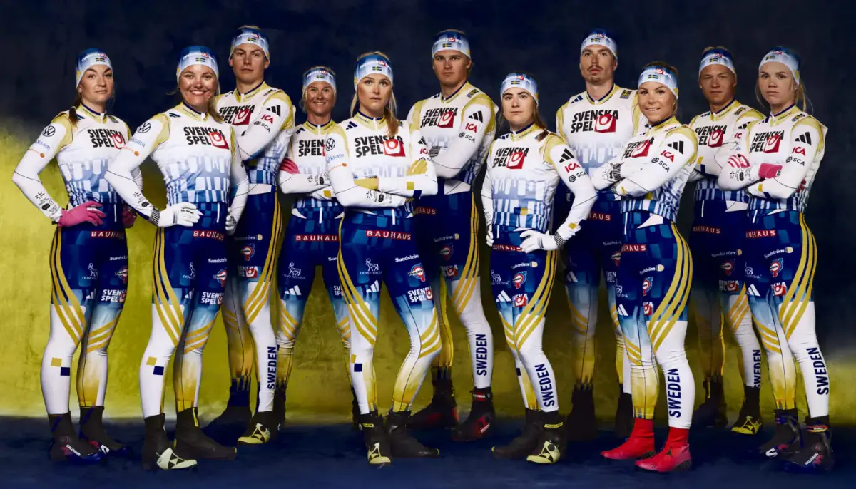 Svenska Skidförbundets landslag i tävlingsdräkter med Svenska Spel som huvudsponsor