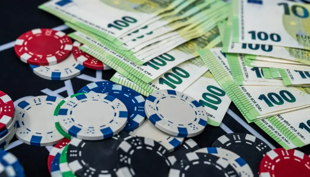 Casinomarker och eurosedlar som illustrerar penningtvätt inom spelbranschen