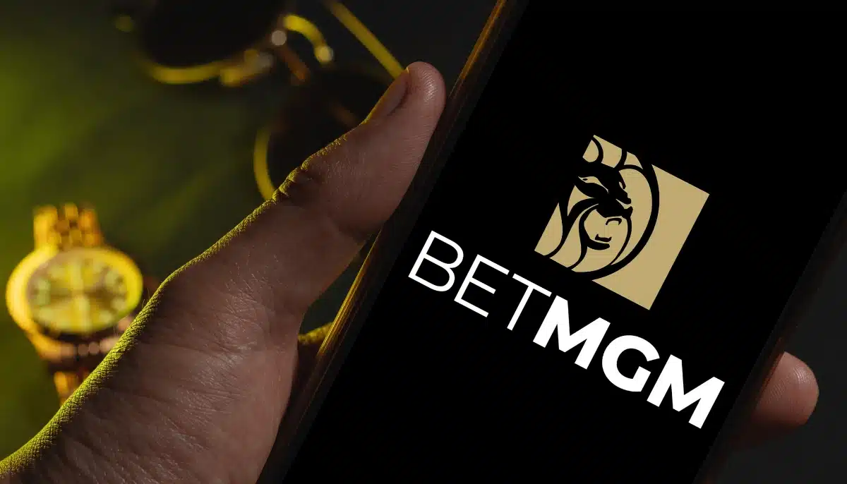 BetMGM:s logotyp visas på en mobiltelefon