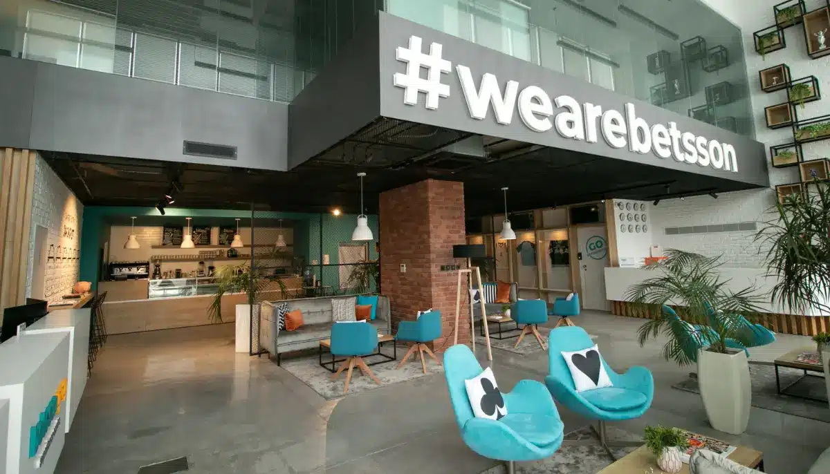 Betssons moderna huvudkontor med lounge och företagets slogan #wearebetsson