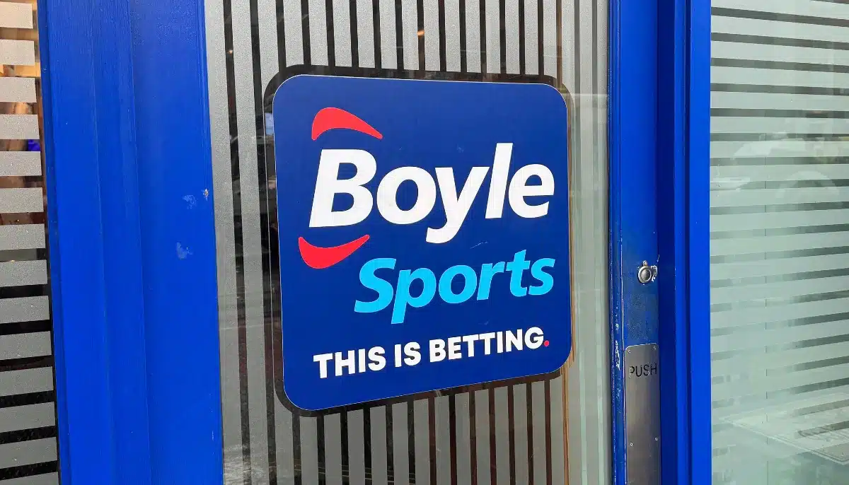 BoyleSports logotyp på dörren till en av spelbolagets bettingbutiker