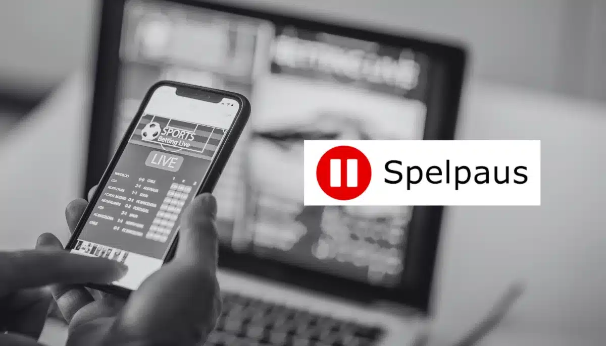 Person använder mobil för sportsbetting medan Spelpaus-logotypen visas på skärmen