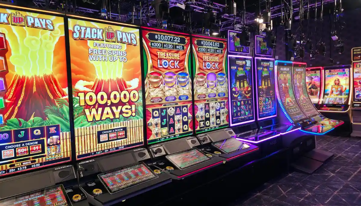 Färgglada fysiska spelautomater på rad i ett casino
