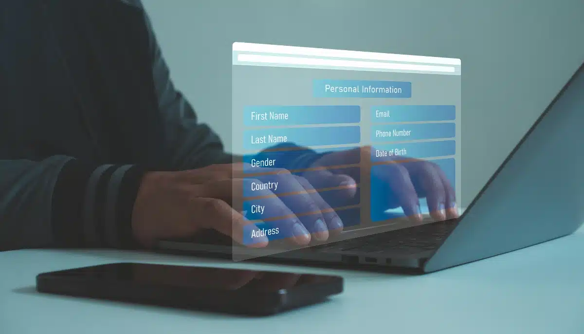 Person fyller i personuppgifter vid registrering och ålderskontroll av spelkonto