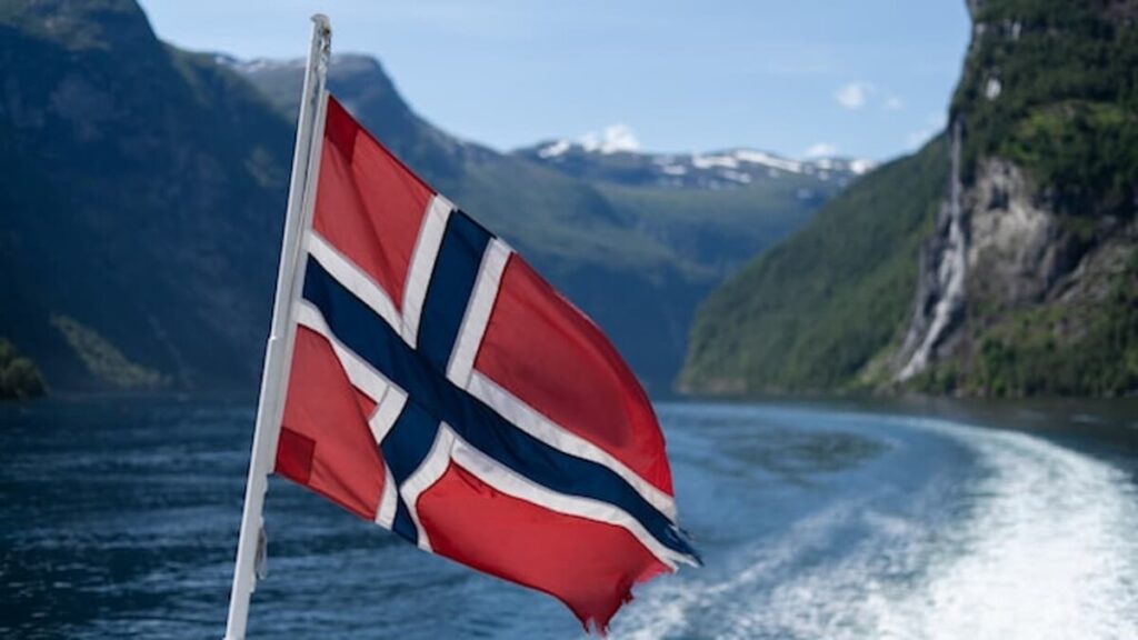 Norwegian Flag above the shore