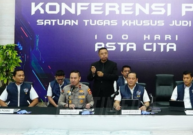 Indonesian police officers hold a press conference as part of their online gambling crackdown.