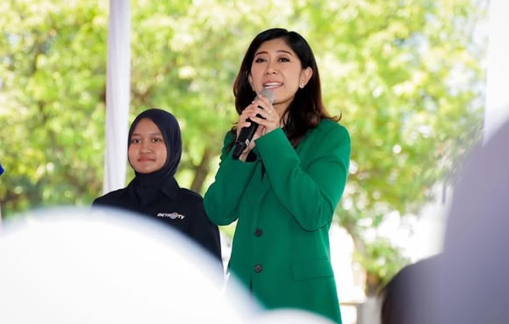 Meutya Hafid (right), the head of the Indonesian Ministry of Communication and Digital.